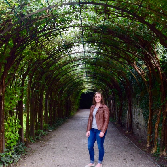 Meet your posher! - Picture 3 of 5